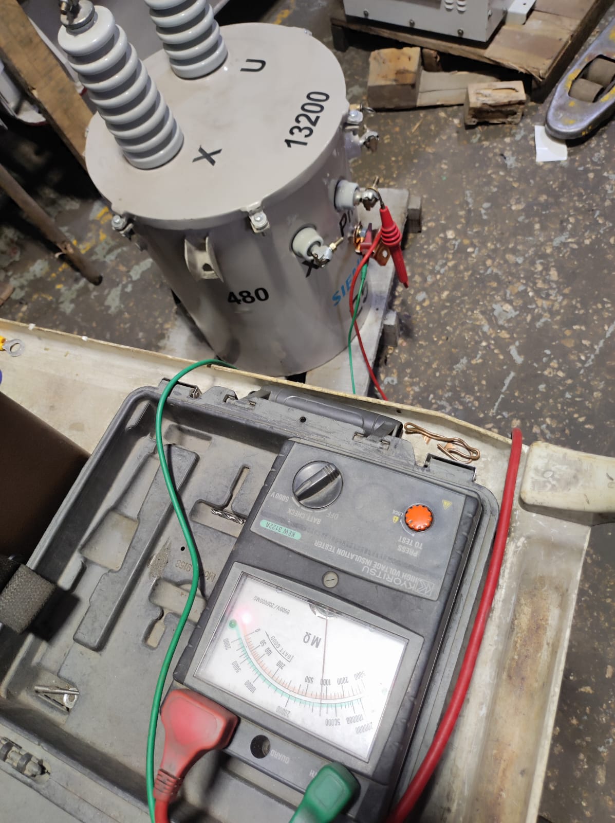 Vista superior del medidor de aislamiento Kyoritsu