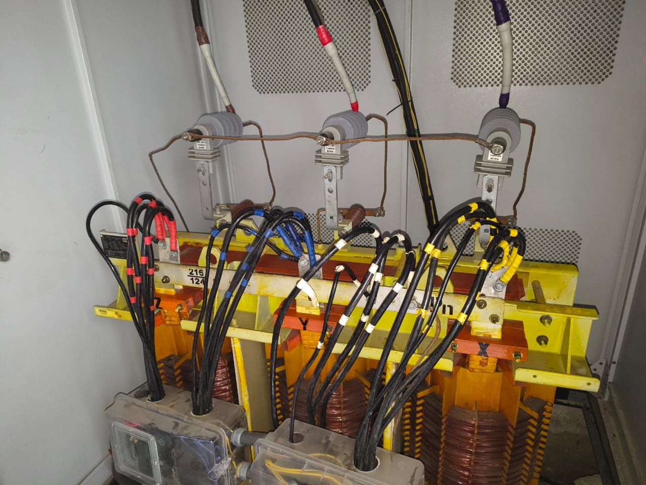 Transformador seco con bobinas conectadas