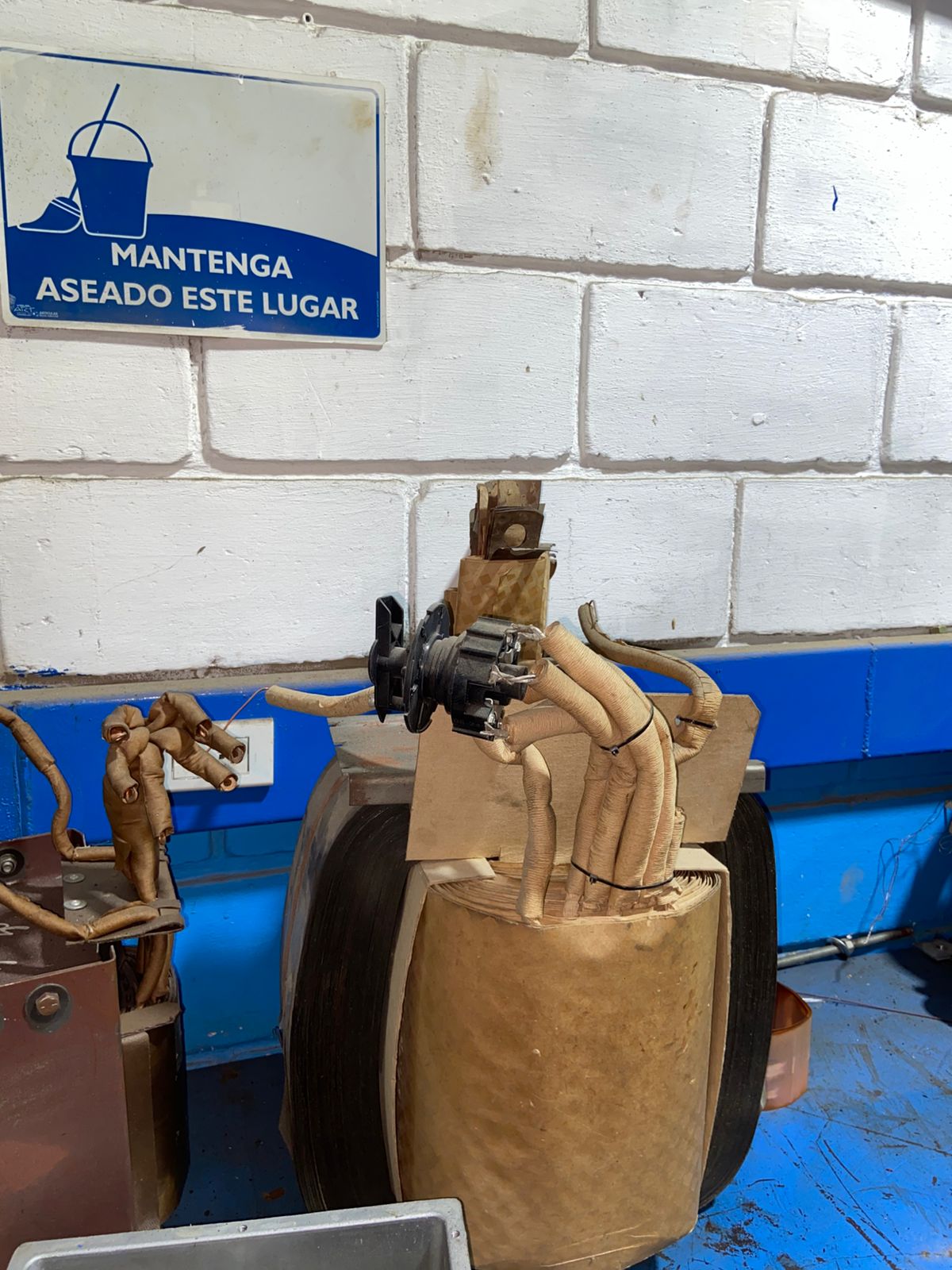 Devanado de transformador mostrando núcleo y bobinas con papel aislante