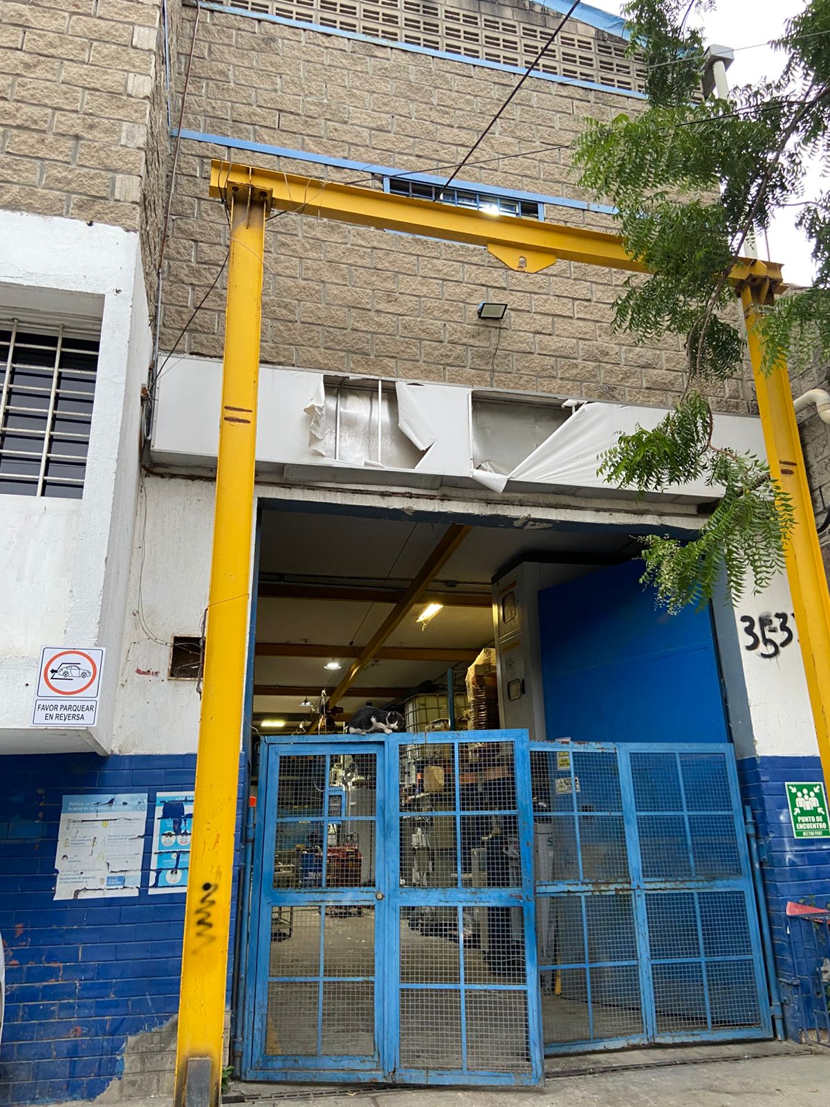 Entrada principal del taller EBM con grúa pórtico