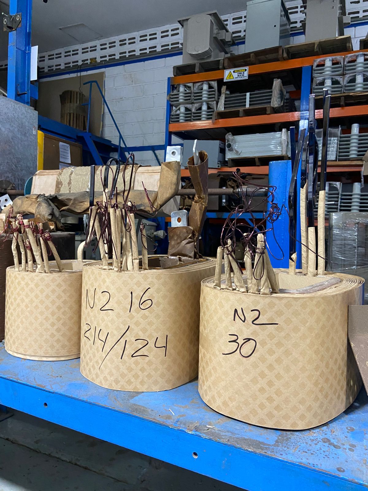 Banco de trabajo con bobinas de transformador en proceso de reparación