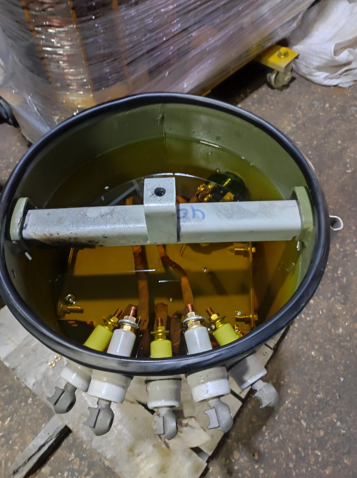 Interior de transformador lleno de aceite dieléctrico donde se disuelven los gases